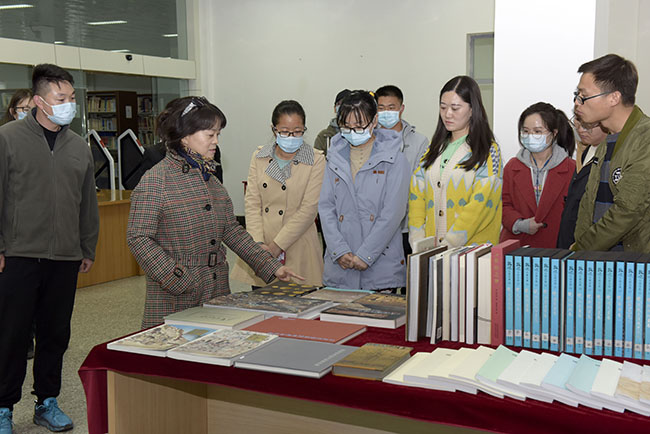图4 何英老师讲解学术成果展.jpg