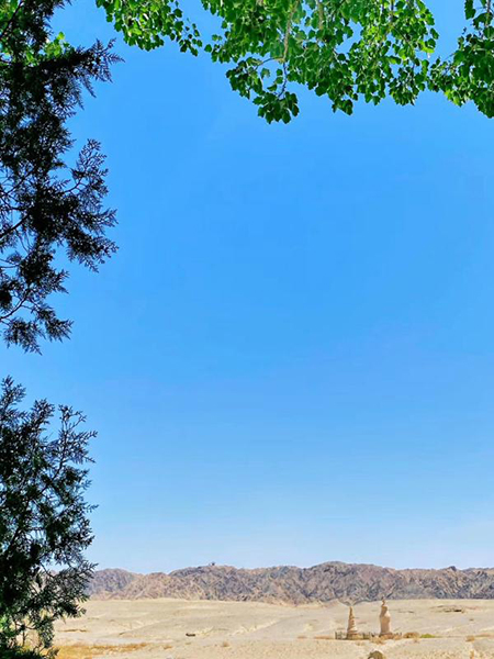 敦煌莫高窟远景.jpeg