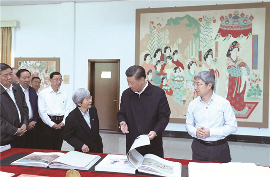 2019年8月19日至22日,中共中央总书记、国家主席、中央军委主席习近平在甘肃考察。这是19日下午,习近平在敦煌研究院察看珍藏文物和学术成果展示,了解文物保护和研究、弘扬优秀历史文化情况。新华社记者 鞠鹏 摄.jpg