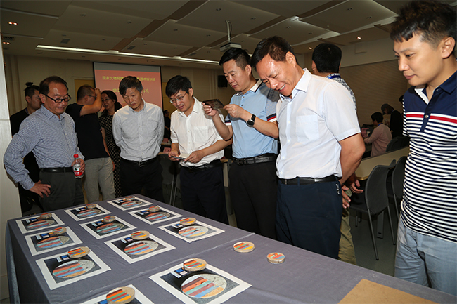 4-观看学员修复成果-柴勃隆1.jpg