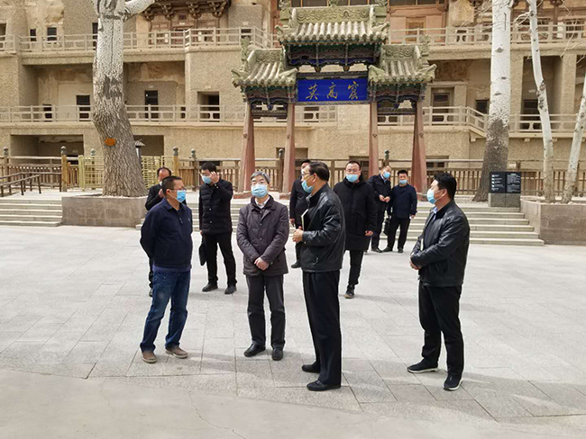 调研组一行在莫高窟窟区调研旅游开放基础设施建设情况.png