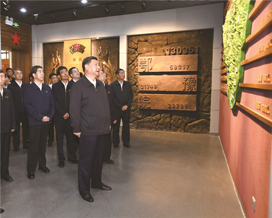 2019年9月16日至18日,中共中央总书记、国家主席、中央军委主席习近平在河南考察。这是16日下午,习近平来到位于信阳市新县的鄂豫皖苏区首府烈士陵园,瞻仰革命烈士纪念堂。 新华社记者 谢环驰 摄.jpg