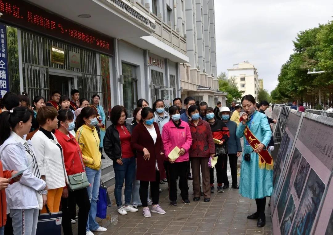 榆林窟社区居民参观专题展览.jpg