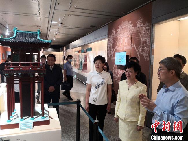 图为3D打印的敦煌石窟壁画建筑物引围观。 冯志军 摄.jpg