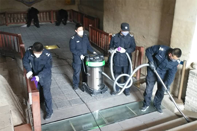 清洁洞窟内地面砖缝.png