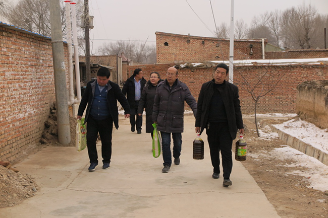 慰问贫困户路上.png
