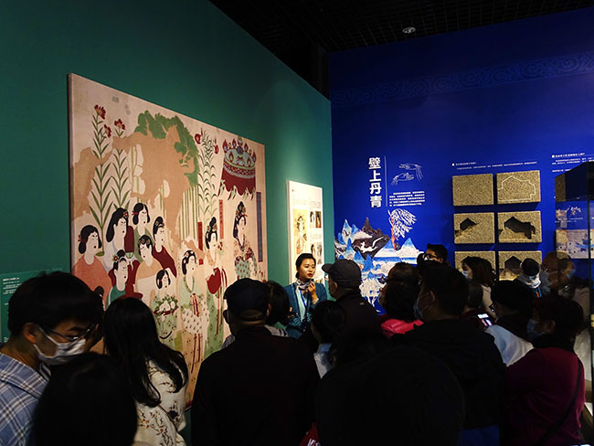 为观众讲解展览.jpg