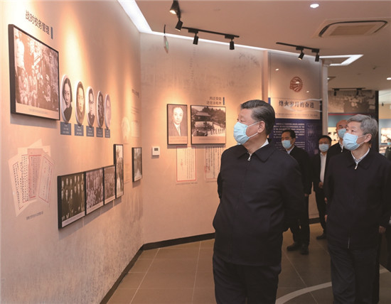 2020年4月20日至23日,中共中央总书记、国家主席、中央军委主席习近平在陕西考察。这是4月22日,习近平在西安交通大学交大西迁博物馆参观。 新华社记者 鞠鹏 摄.jpg