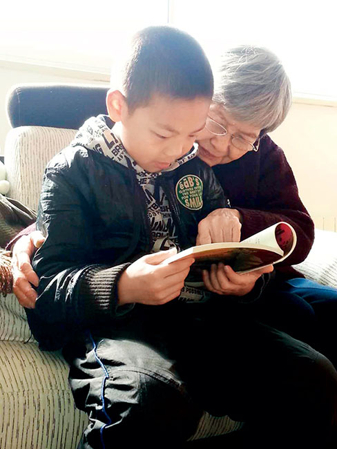 樊锦诗陪孙子读书.jpg